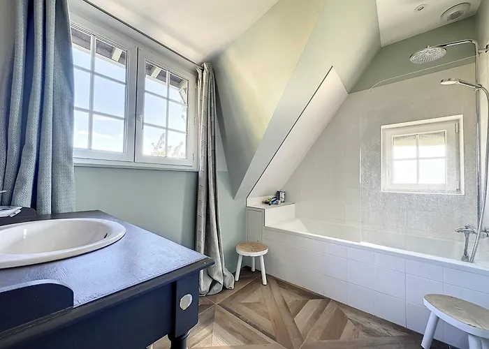 Celsa Yourhosthelper * Bonneville-sur-Touques